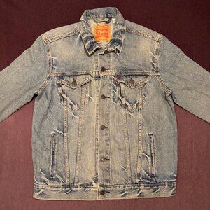Levi’s Light Wash Denim Jacket | Classic Trucker Style